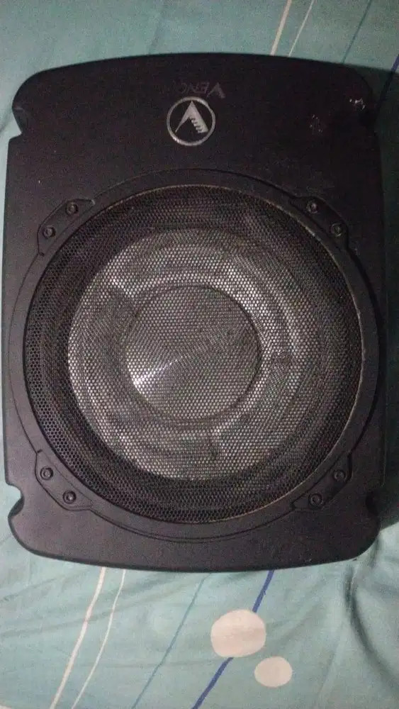 subwoofer kolong merk venom