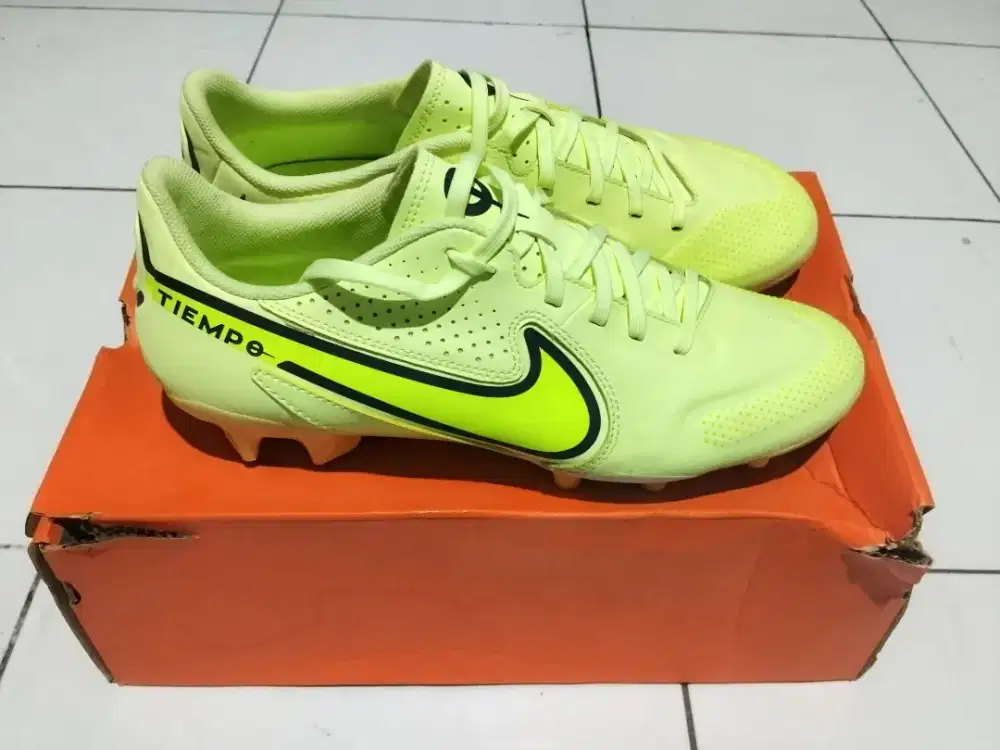 Sepatu bola nike tiempo legend 9 academy barely volt size 42 Ori 100%