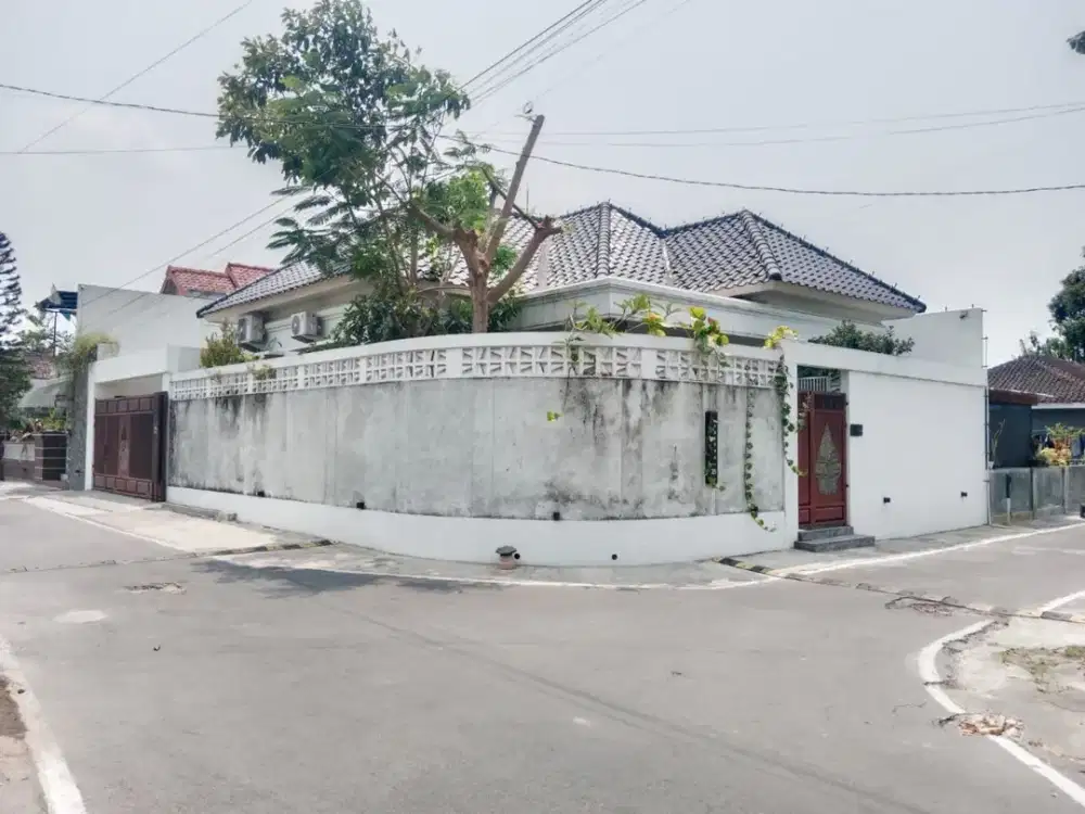 Rumah Mewah Semi Furnished di Colomadu