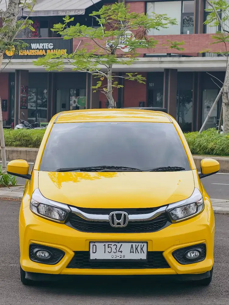 Honda Brio e at 2023 kuning