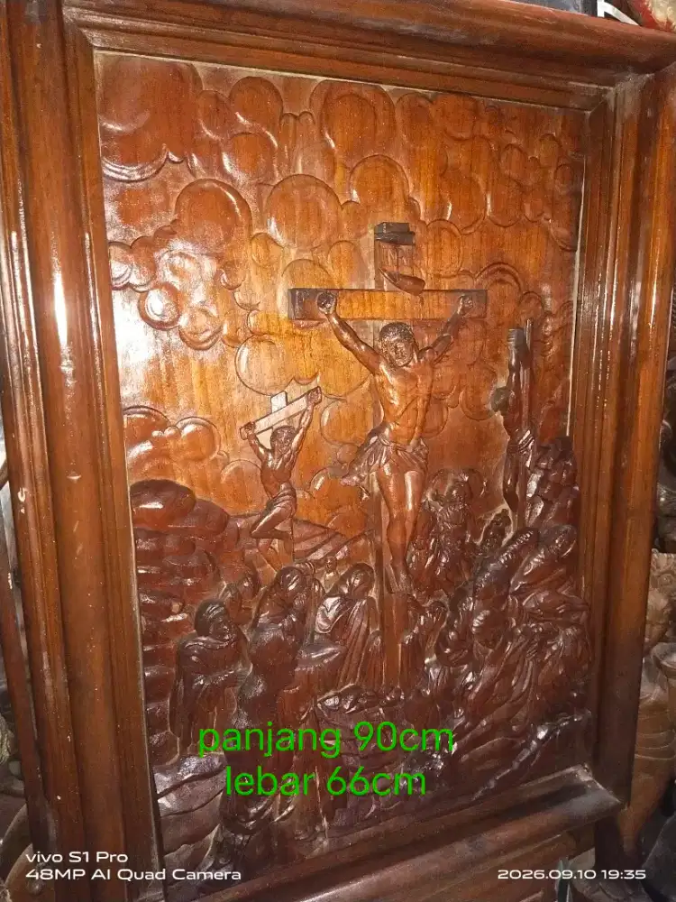 Ukiran relief Yesus di salip 90x66cm