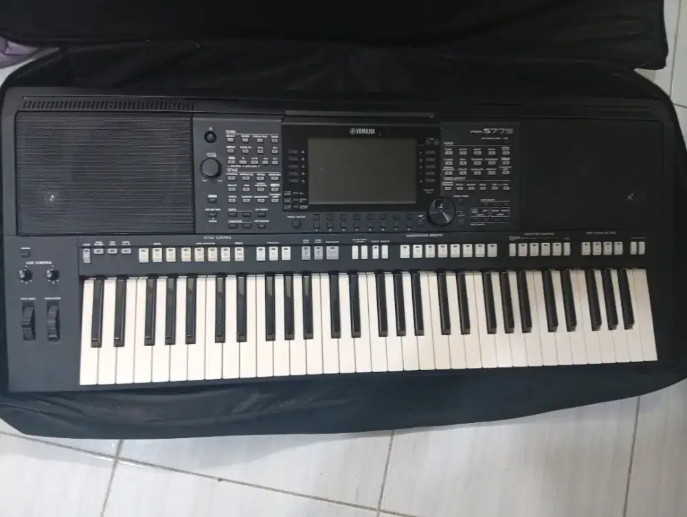 ALAT MUSIC YAMAHA PSR S 775 LIKE BARU PIANO GRESX MEJA TAS PSRS775 NEW