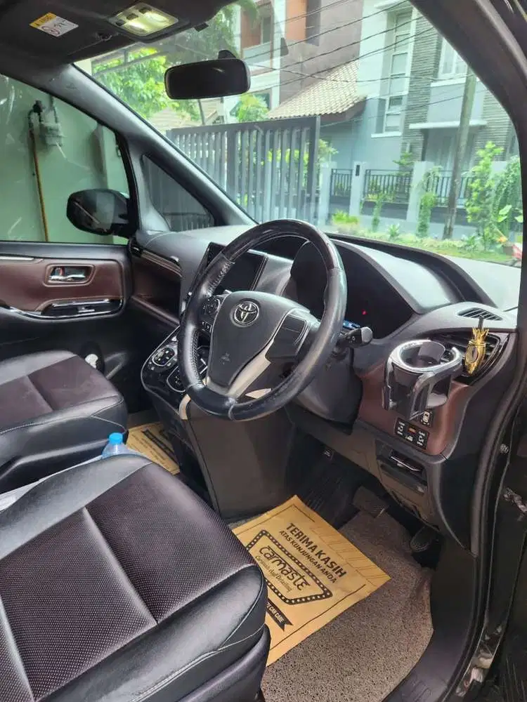 Termurah no kredit harga cash Toyota Voxy 2018 Bensin