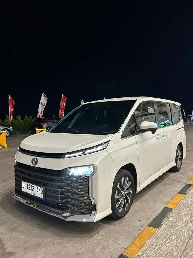 Toyota Voxy 2.0 at 2025 like new low km odo 6k on going