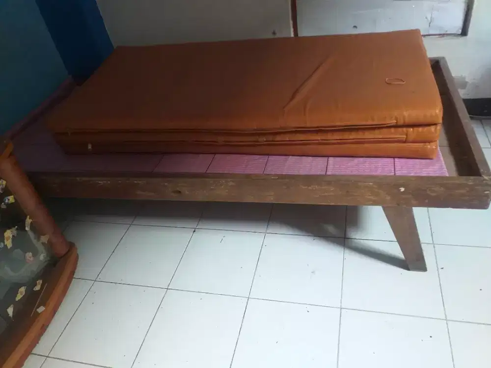 Tempat tidur kayu kecil