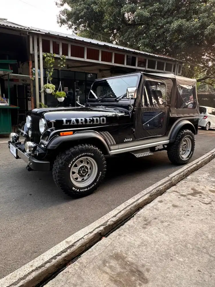 Jeep CJ7 Black Laredo