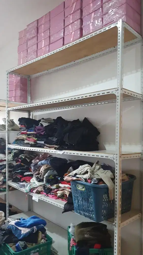 Rak bekas tas dan baju tebal masih bagus