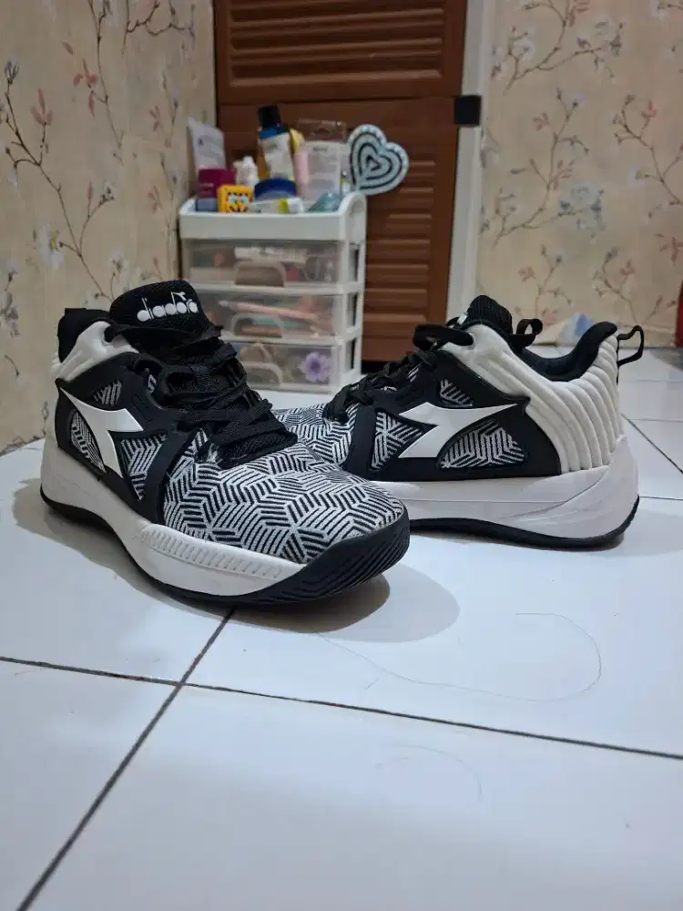 Sepatu diadora uk 42