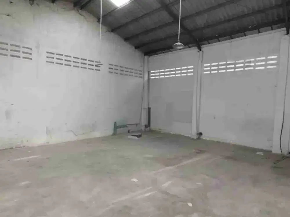 Disewakan gudang besar di jalan raya serpong