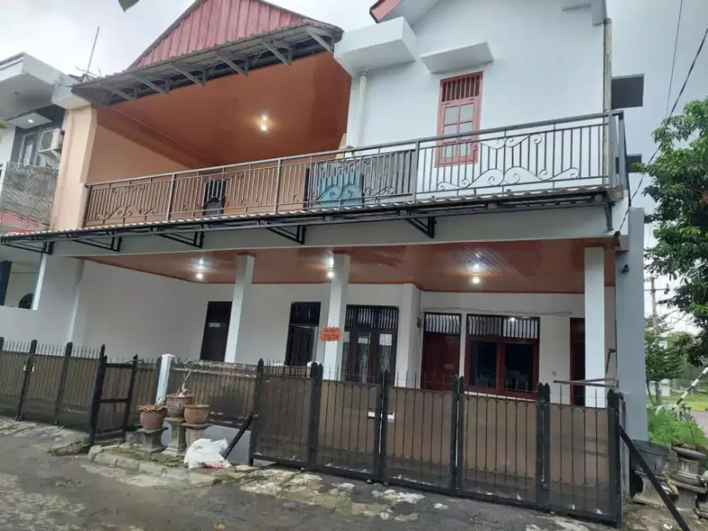 Rumah dua lantai bagus tinggal pakai