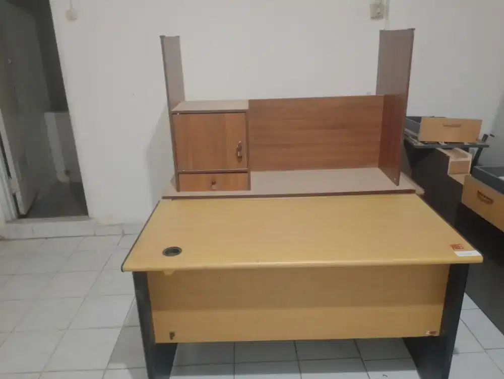 Meja kantor kerja