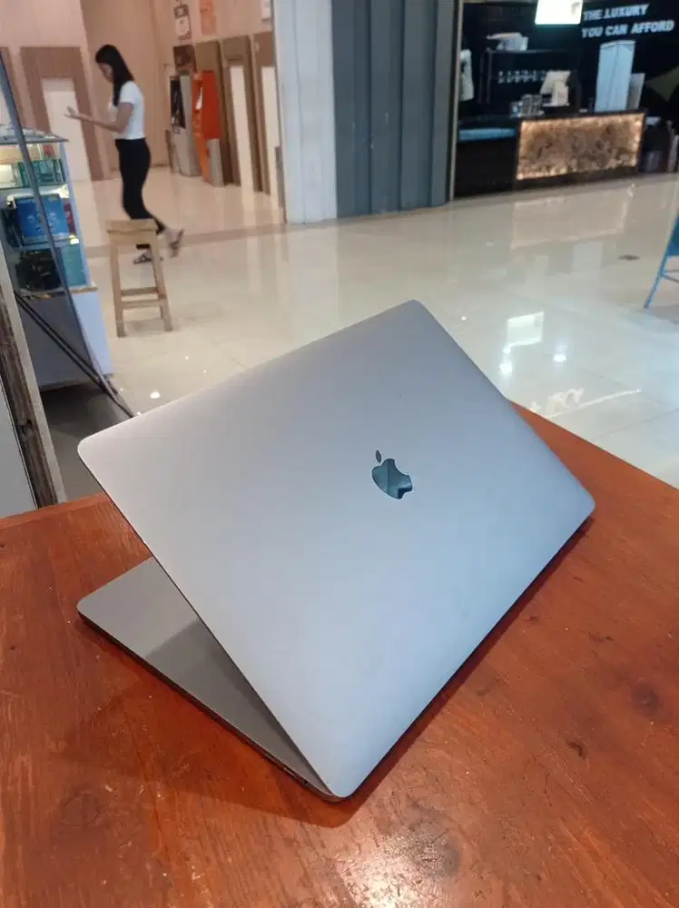 Macbook Pro Retina 16-inch 2019) Touchbar (16/512)