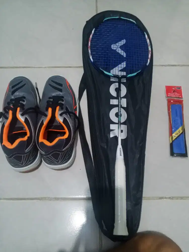 Raket badminton dan sepatu badminton
