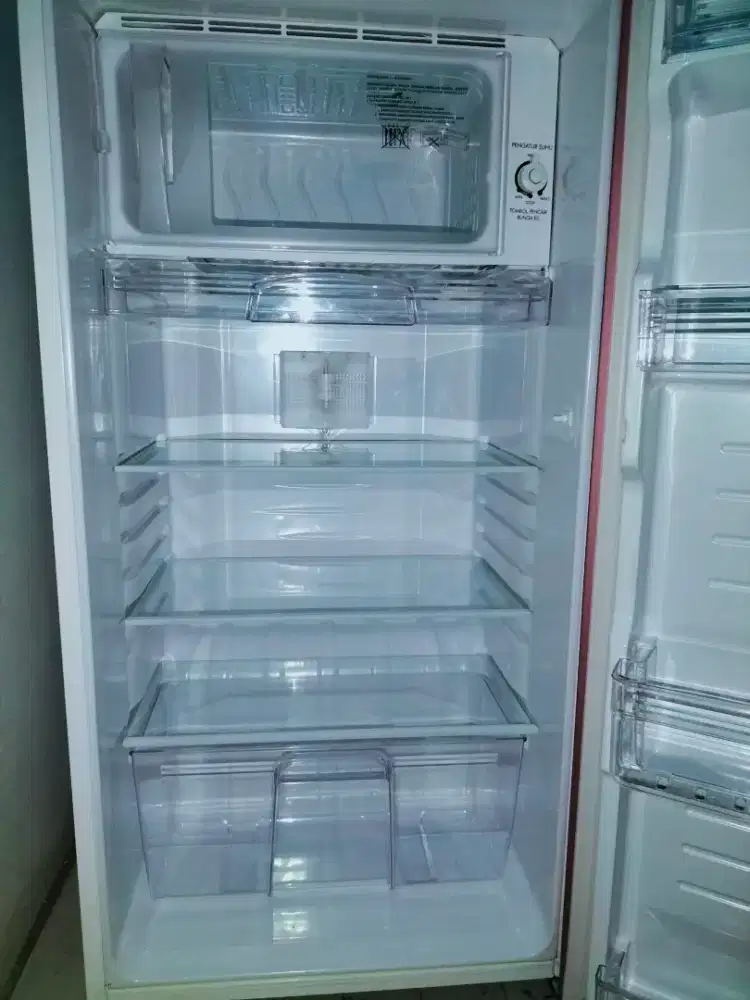 Di jual kulkas merk Sharp baru 2 bulan pakai