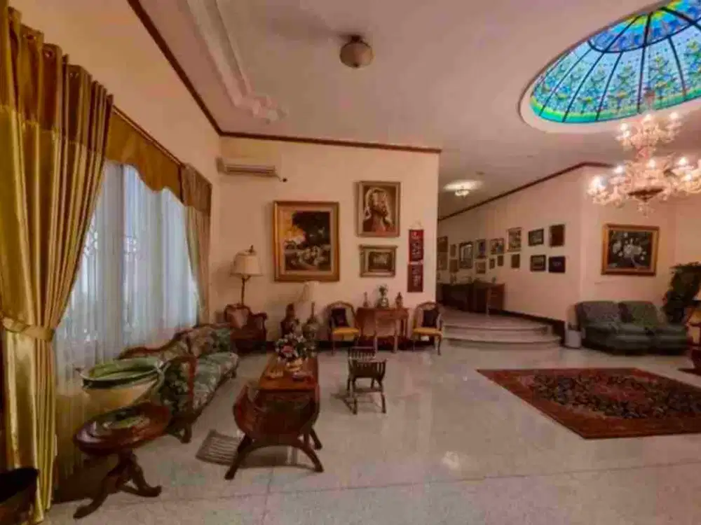 rumah mewah jalan sedap malam persis di depan kantor balai kota surabaya BU SEEGERA, penawaran berapapun dipertimbangkan, bagus buat usaha marmer dan kristal italy