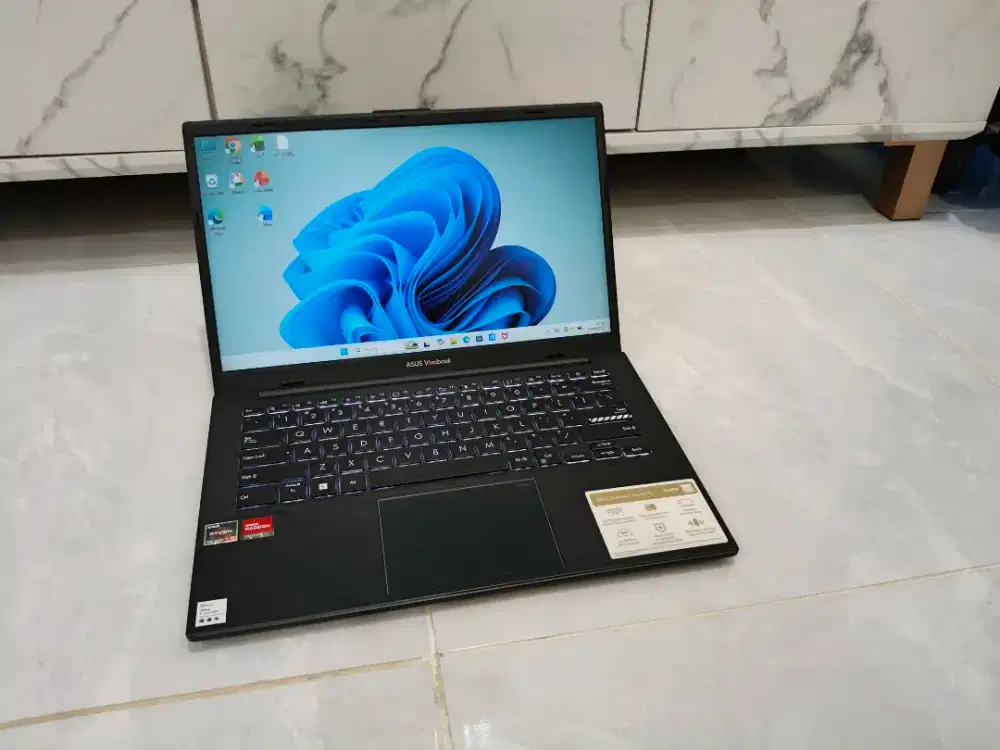 Asus Ryzen 3 7320U 8/256GB laptop masih garansi