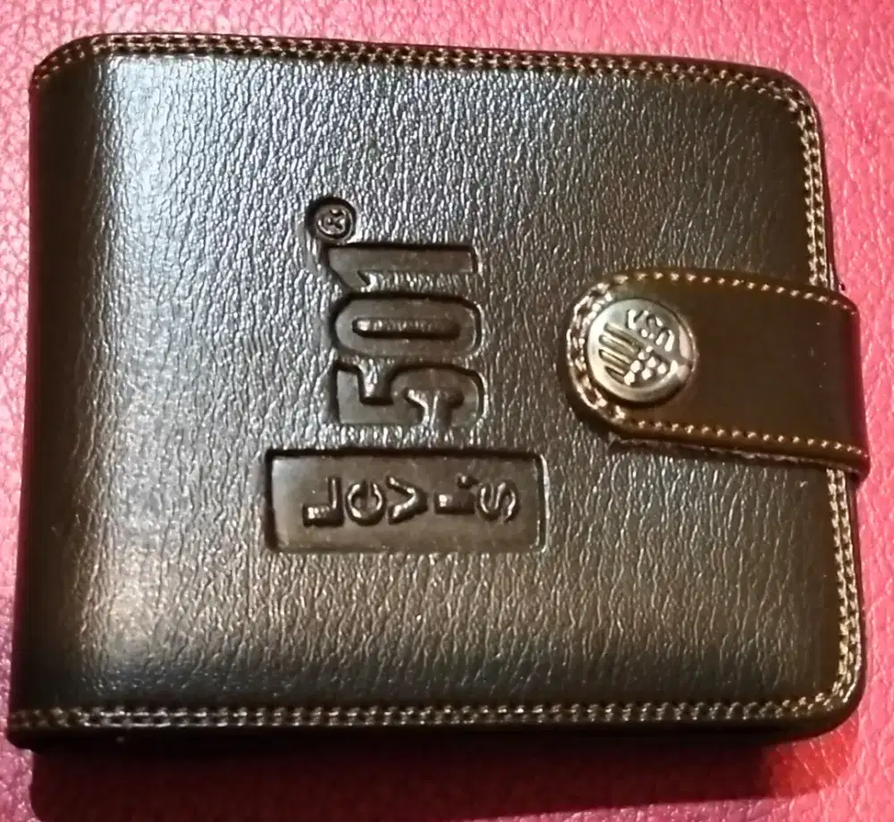 dijual rugi
dompet pria 
sangat baru

mirror Levis 501 coklat tua