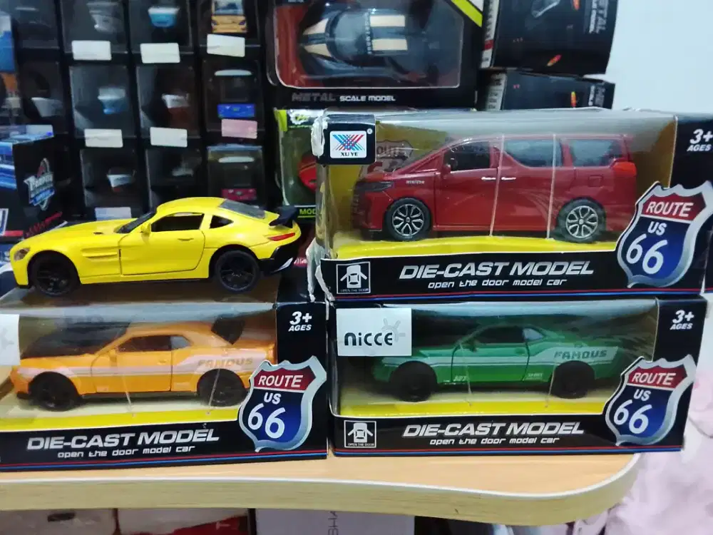 Diecast mobil Alphard, Camaro dan Mercedes