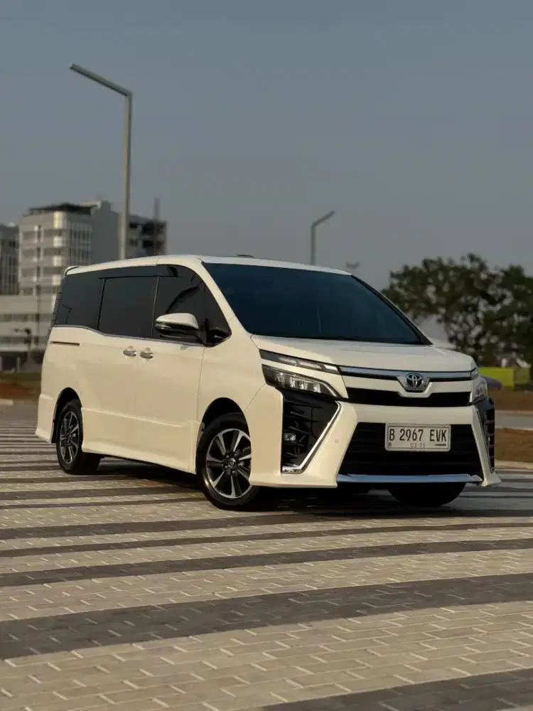 Toyota Voxy 2.0 at 2020