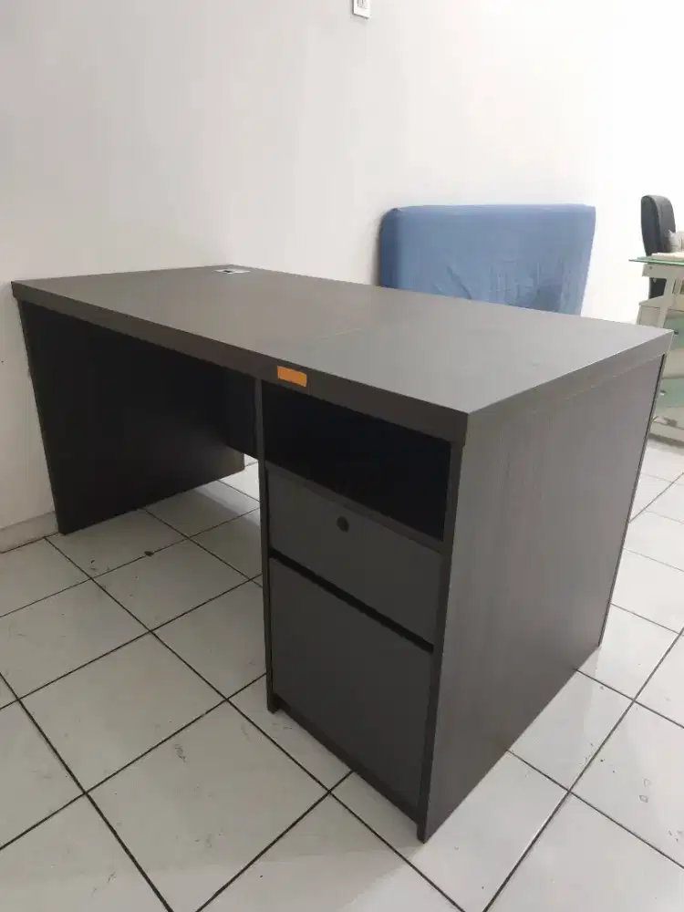 MEJA KANTOR INFORMA. LIKE NEW.