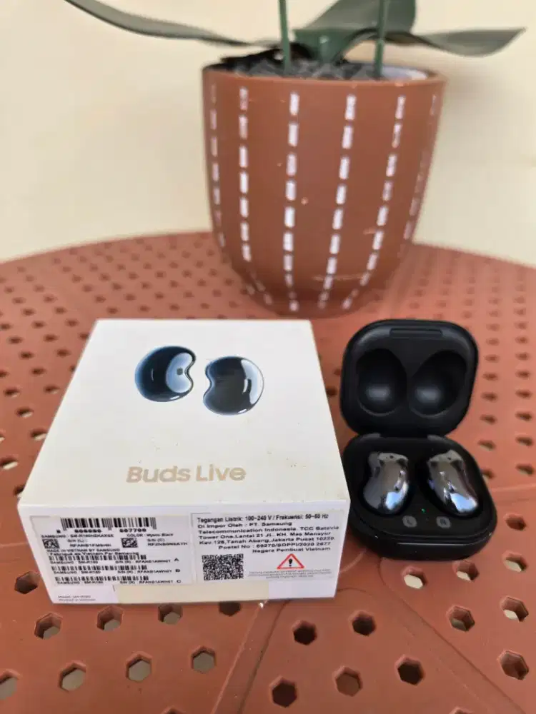 Original Second Samsung Galaxy Buds Live warna Mystic Black Like New