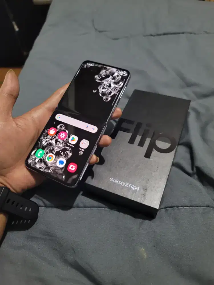 Samsung Z-Flip 4 SEIN 8/512GB Normal minus tompel aja PAMULANG UNPAM