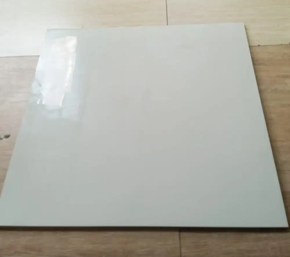 Granit 60x60 glossy (naon dus)