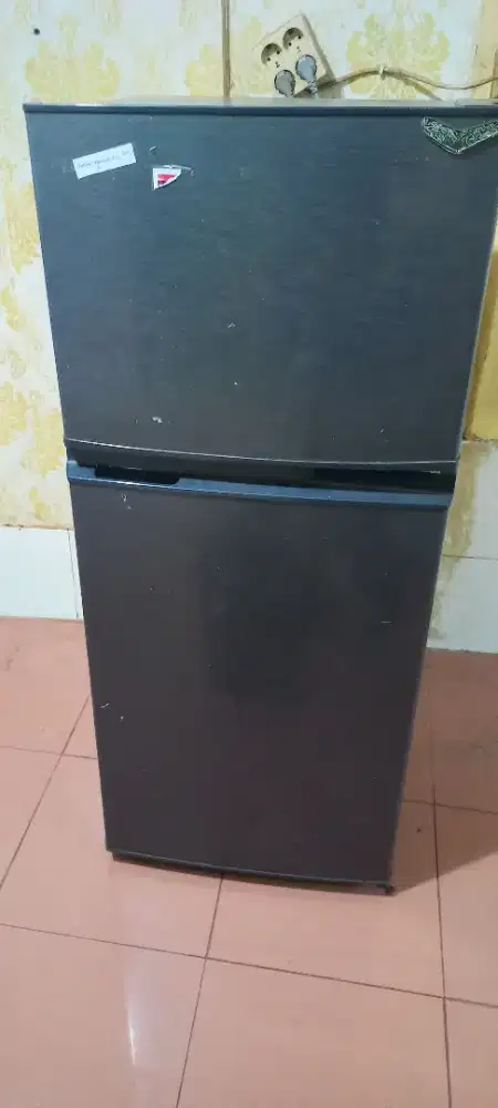 Dijual kulkas 2 pintu ke adaan masih bagus dingin dan da garansi