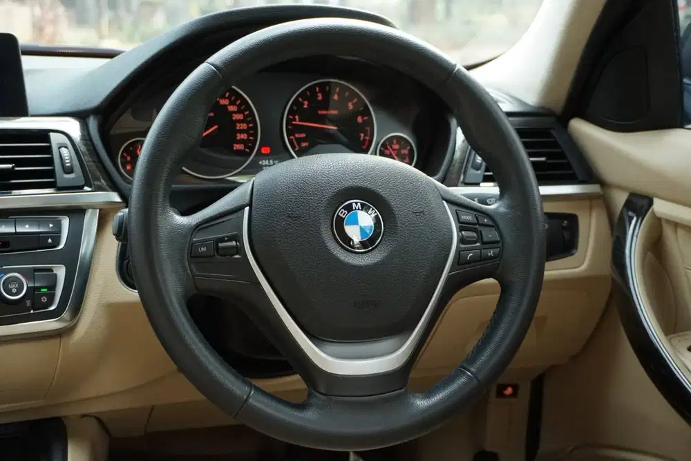 BMW 320i F30 Luxury 2012 / 2013