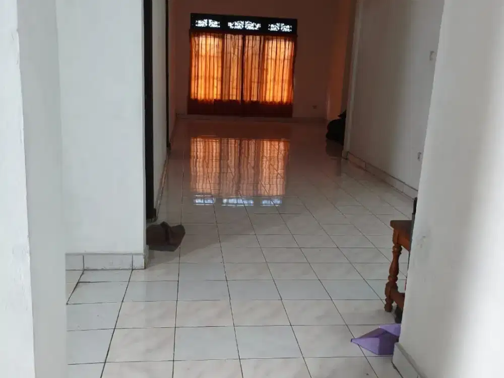 DISEWAKAN BANGUNAN 3 LANTAI – LOKASI STRATEGIS PADANG SAMBIAN, DENPASAR BARAT