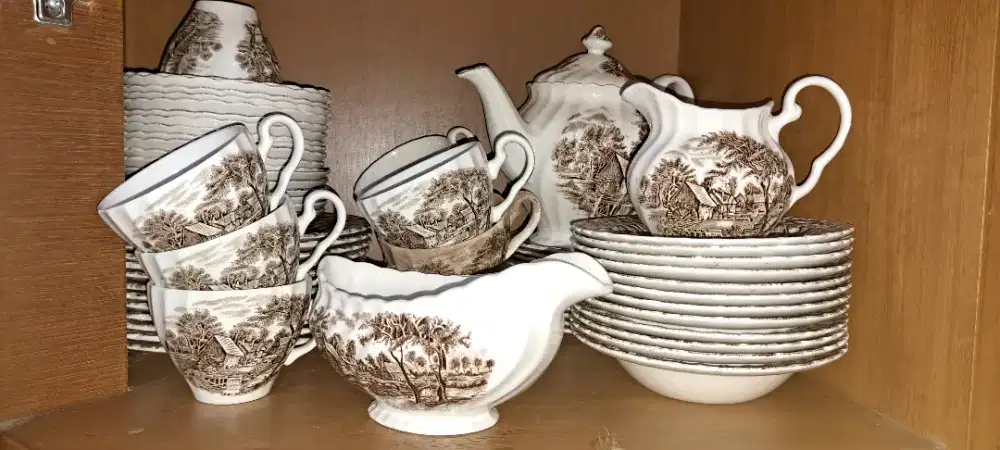 Full dinner set jhonson brothers watermill.