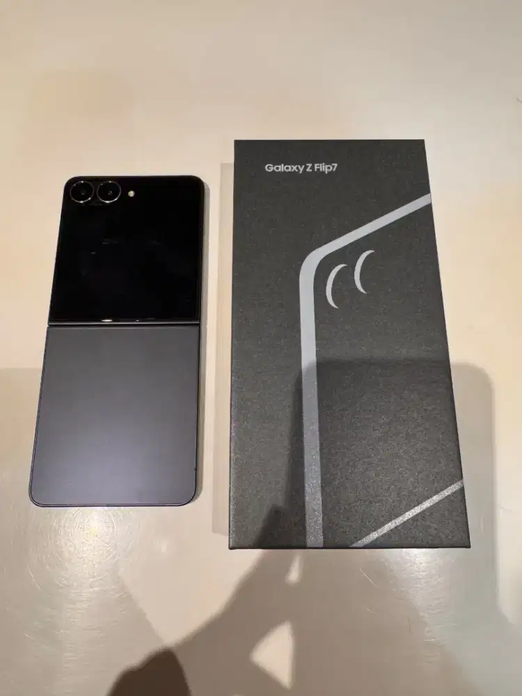 SAMSUNG GALAXY Z FLIP 7  5G  12/512  GARANSI RESMI PRELOVED
