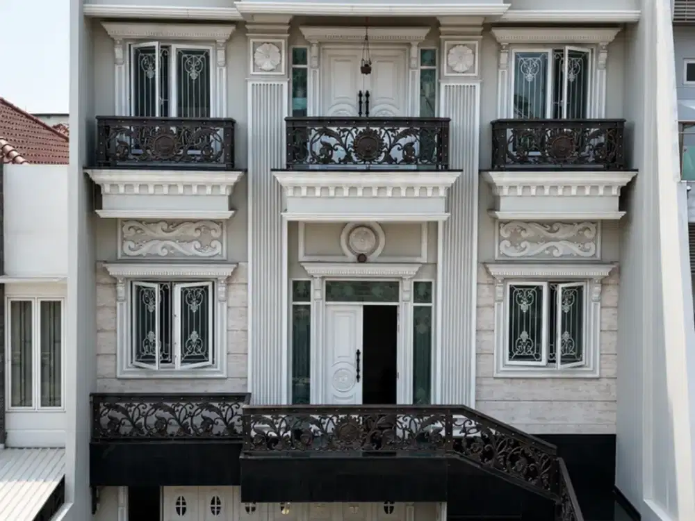 Rumah Cantik Classic Taman Palem European Classic Jakarta Barat