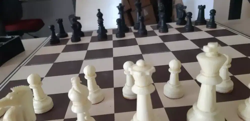CATUR UNTUK TURNAMEN 
( BIDAK CATUR BAHAN PLASTIK )