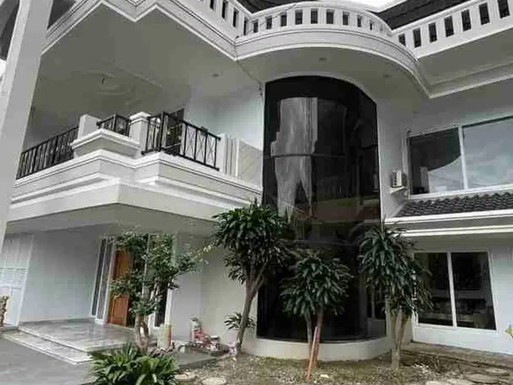 DIJUAL RUMAH MEWAH DENGAN ORNAMEN ELEGANT LUAS 6 ARE
 LOKASI GATOT SUBROTO (Gatsu) TENGAH
D E N P A S A R - B A L I