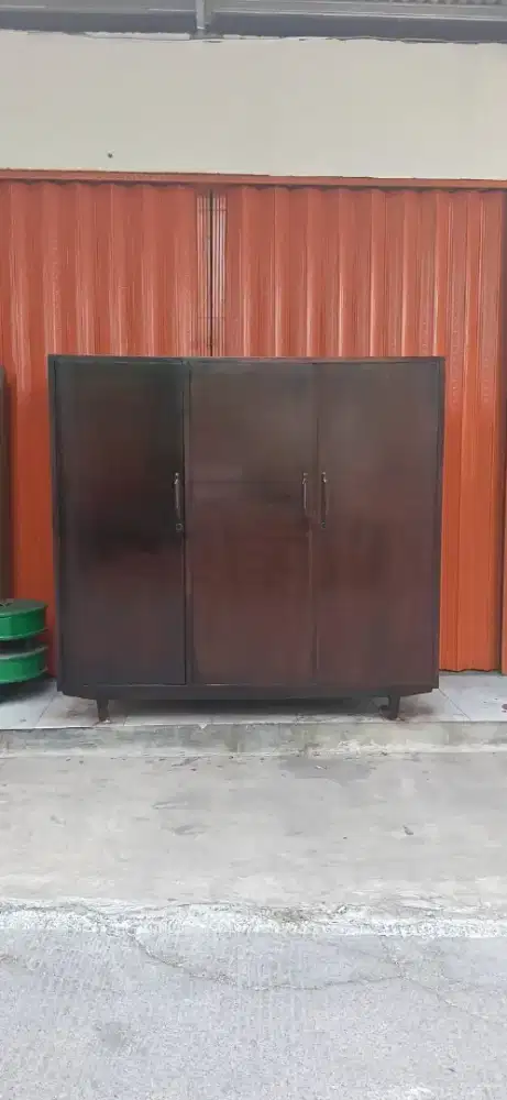 lemari pakaian pintu tiga full jati tua