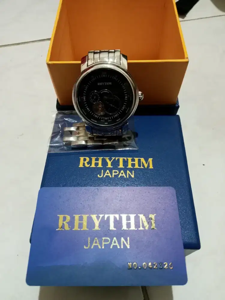 Jam tangan Rhythm otomatis warna silver