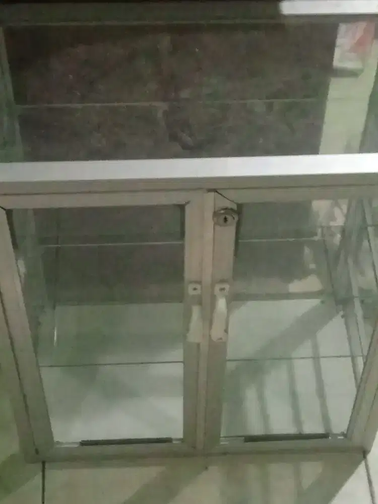 Etalase toko rokok dan bakaran