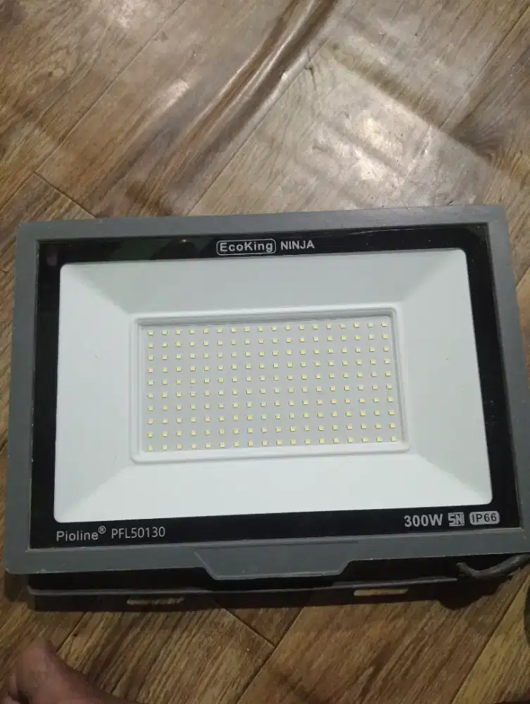 Lampu sorot pioline 300wt
