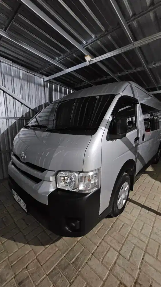 Hiace warna silver