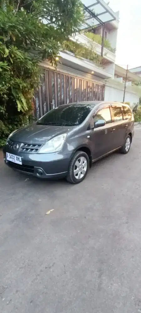 Nissan grand livina AT