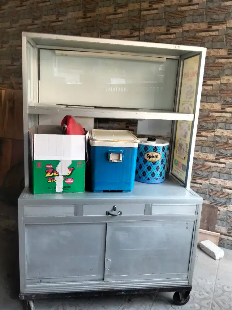 Di jual etalase bekas dan masih bagus dan mulus