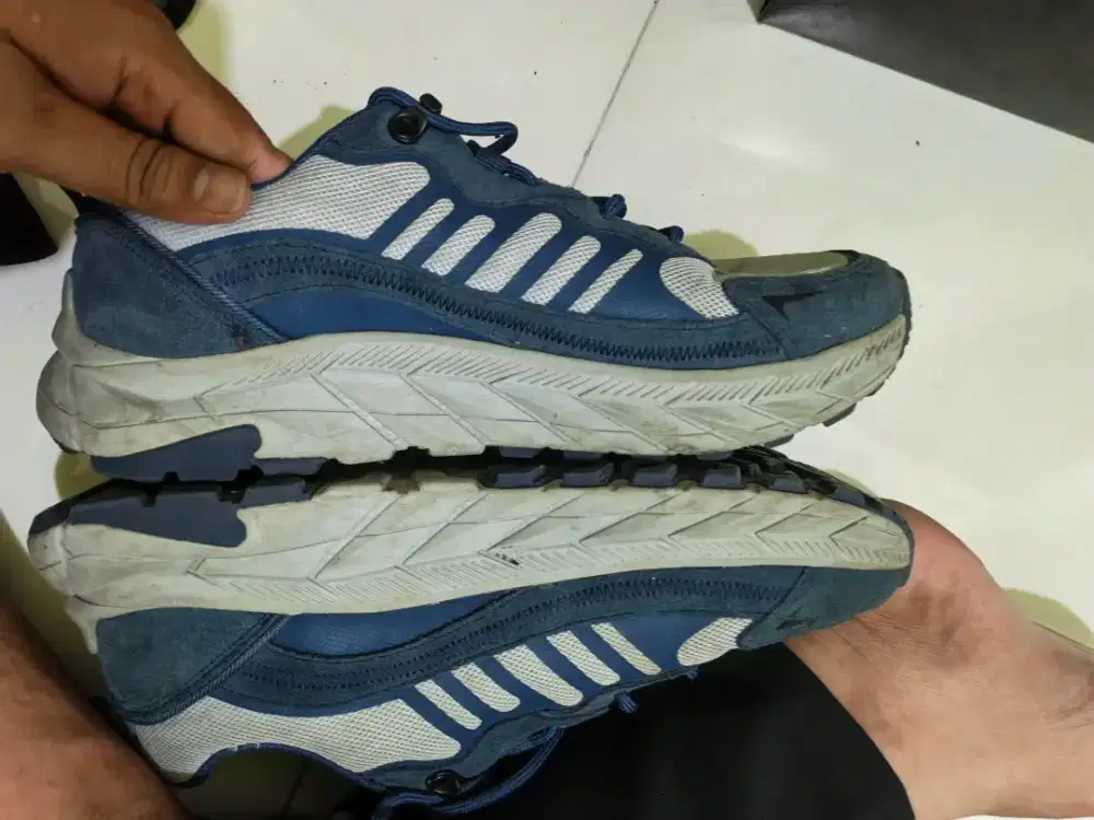 SEPATU UK 43 masih baik