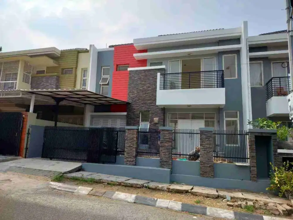 Disewakan Rumah Mewah Dalam Lingkungan Elit Di Boulevard Grand Galaxy City. Kota Bekasi