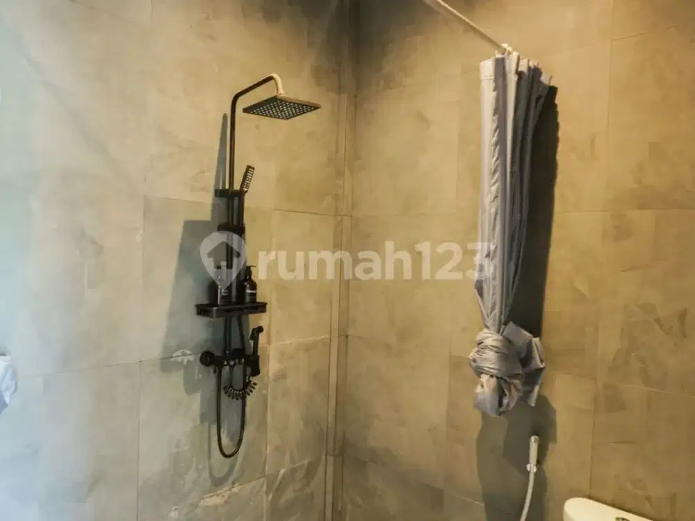 Guest House Modern 5 Kamar Tidur dengan Kolam Renang Pribadi di Krobokanbali