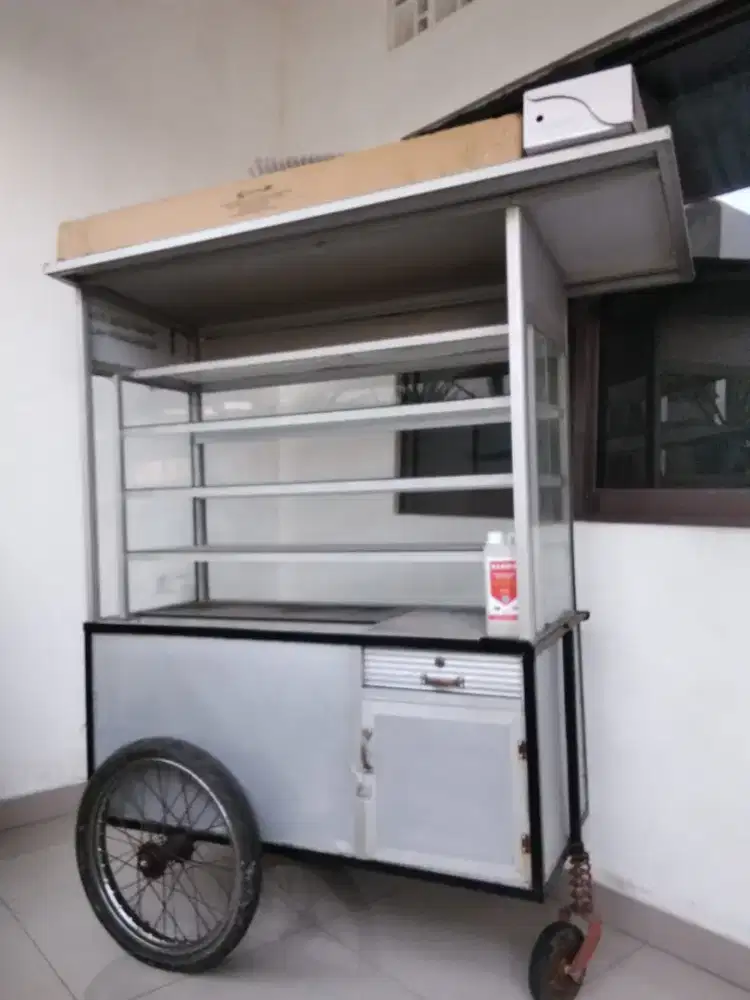 Gerobak bekas nasi uduk