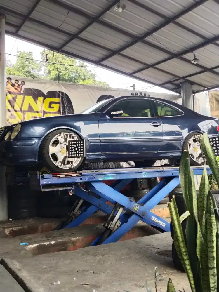 Mercedes Benz CLK 200 Avantgarde Bkn C250 C300 BMW 320i 330i f30 f32