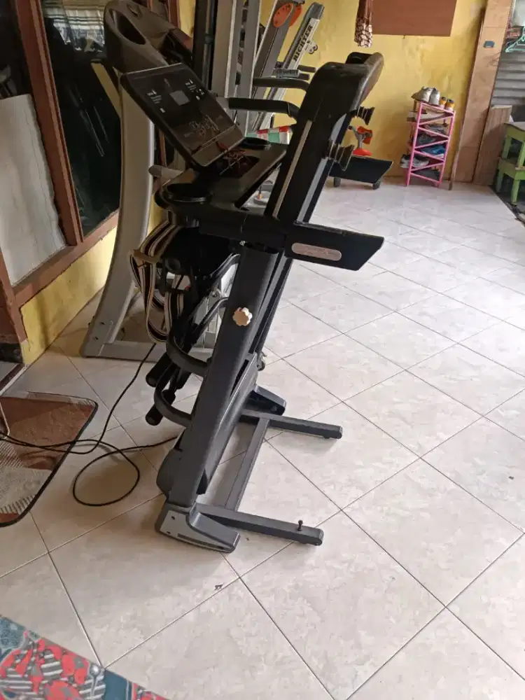 Alat fitness treadmill elektrik 4fungsi bekas display toko