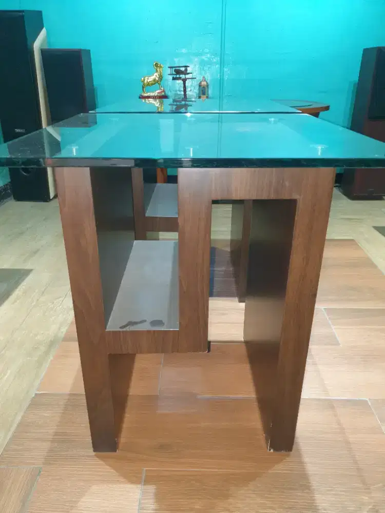 Meja sudut minimalis