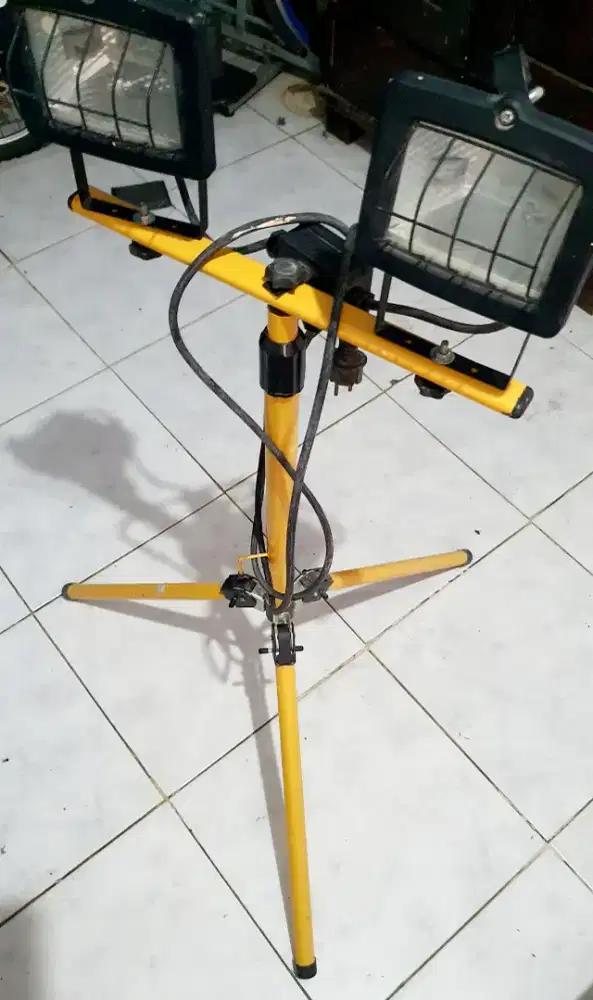 Lampu proyek, standing lamp